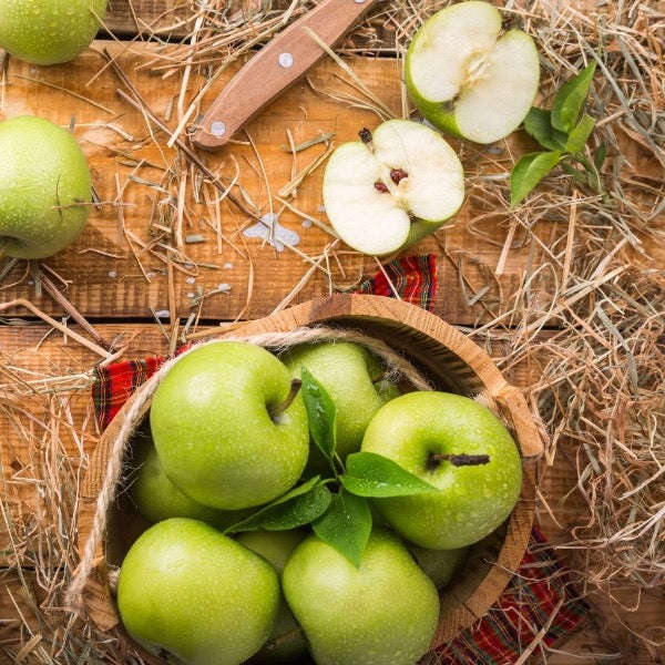 Fresh Granny Smith apples in a 4 kg carton from Sharbatly, showcasing vibrant green apples with smooth skin.