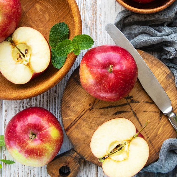Fresh green Sanboa apples in a 1 Kg pack from Sharbatly, showcasing vibrant fruit with smooth skin and natural appearance.