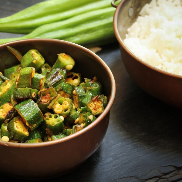 Organic small to medium okra vegetable in a 0.5 kg pack by Naqwat Al Nana, fresh green okra pods on a plain background.