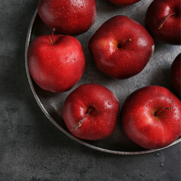 Organic Red Delicious apples from Sharbatly in a 0.550 kg pack, fresh and vibrant red fruit ready to eat.