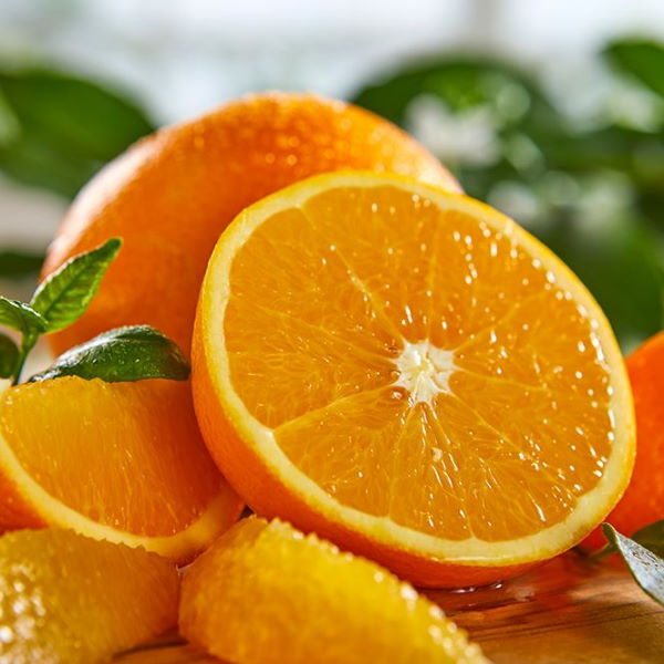 Navel oranges from Sharbatly in a 14 kg carton, fresh and bright orange fruit with smooth skin and green stems.